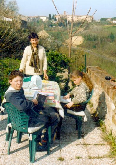 Im Garten unserer Ferienwohnung in Colle di Val d'Elsa (04.04.2004 / WF)