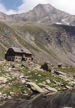 Arthur-von Schmidt-Haus (2275 m) mit Suleck (3086 m) (30.06.2002 / WF)