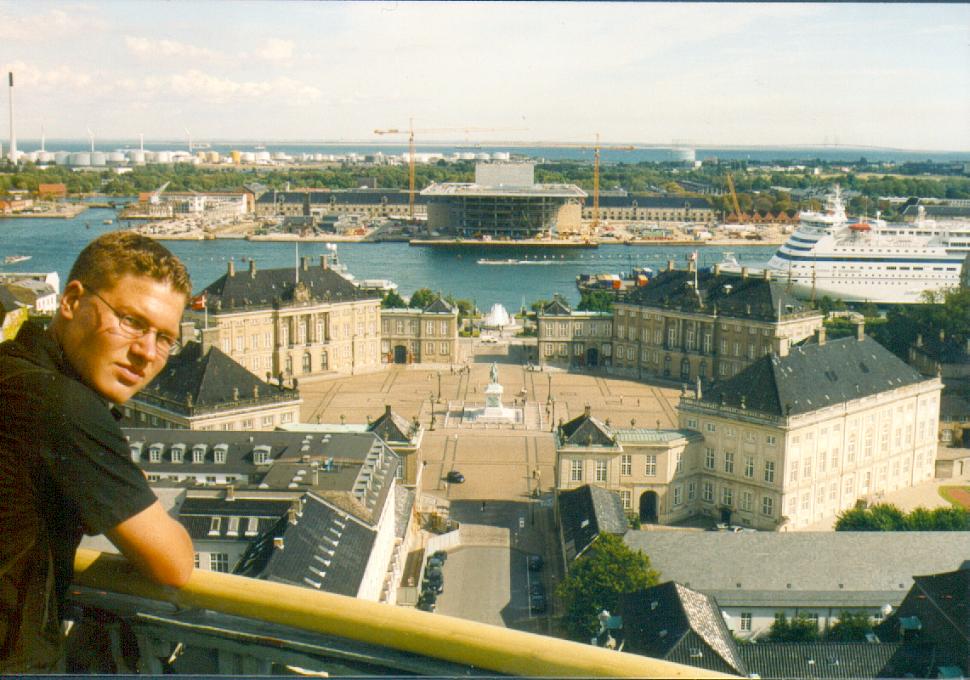 Kopenhagen: Blick von der Kuppel der Marmorkirche ber Schloss Amalienborg zur Baustelle der Neuen Oper
(28.08.2003 / WF)