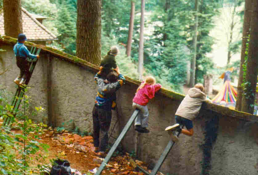 Arme Familie: Zaungäste beim "Gestiefelten Kater" in der Freilichtbühne von Hornberg im Schwarzwald (12.06.1993 / WF)