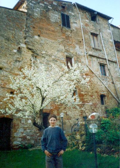 Volker am 15.Geburtstag vor unserer Ferienwohnung in Colle di Val d'Elsa (04.04.2004 / AF)